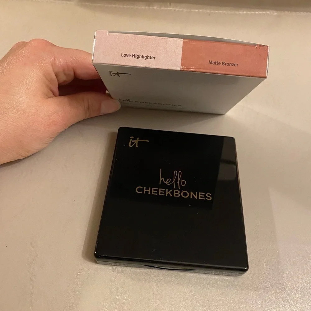 NIB IT Cosmetics contour, palette women’s make up brand new hello cheekbones‌‌‌‌